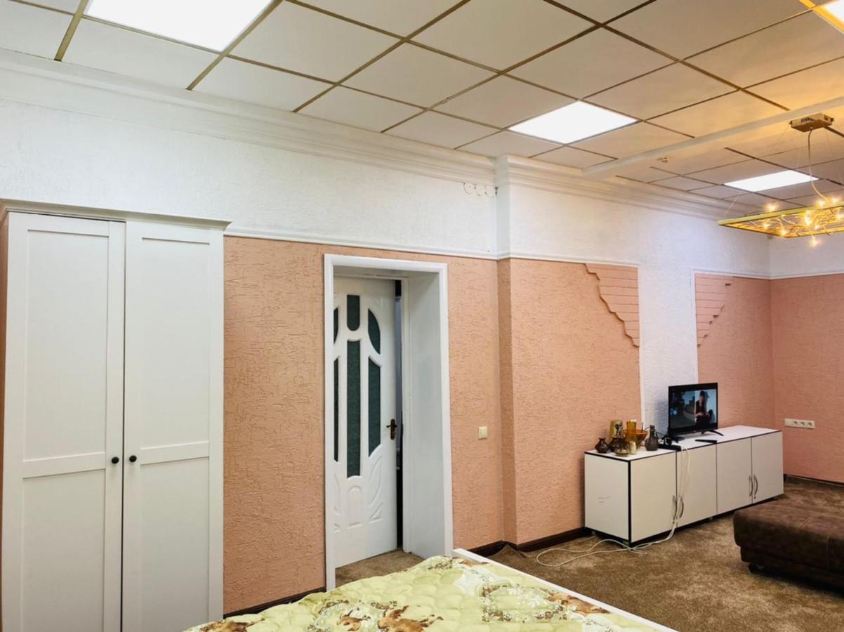 Бульвар Эркиндик74 Bisjkek Buitenkant foto